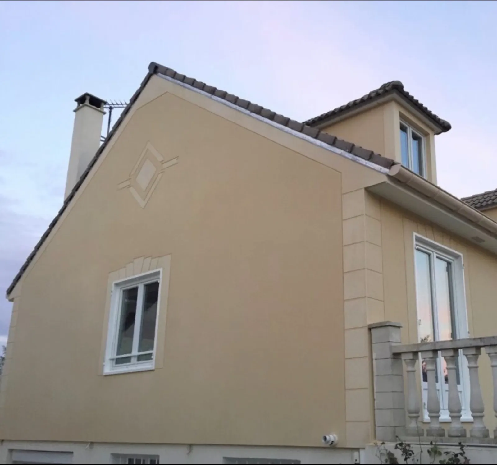 Réalisation : Façade ravalée avec enduit ton beige — Façade & ravalement