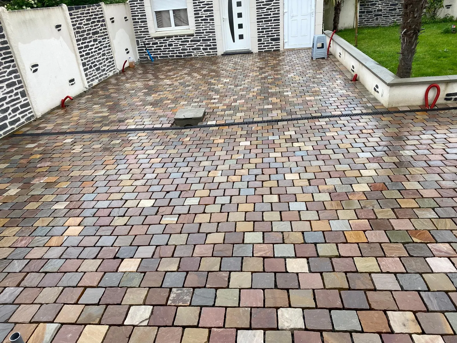 Réalisation : Allée pavée en grès devant pavillon — Maçonnerie & pavés
