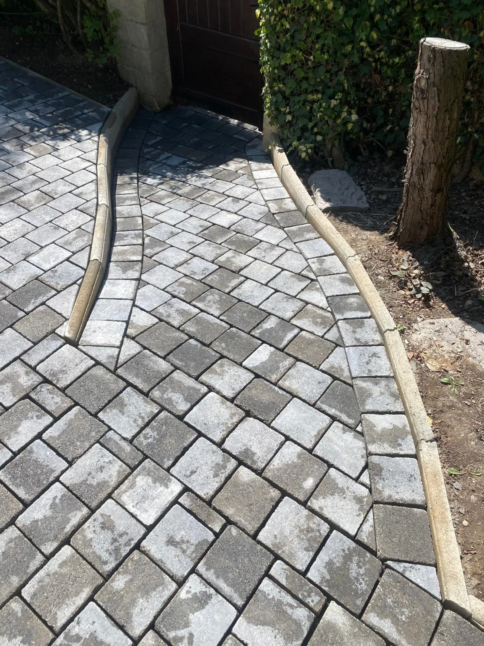 Réalisation : Allée pavée courbe en pierre — Maçonnerie & pavés